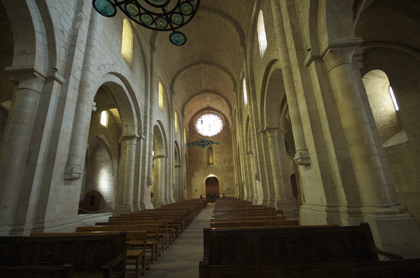 Vista interior nave central desde el crucero de la iglesia de Poblet